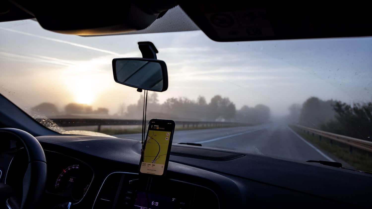 autofahrt am frühen morgen, frühnebel