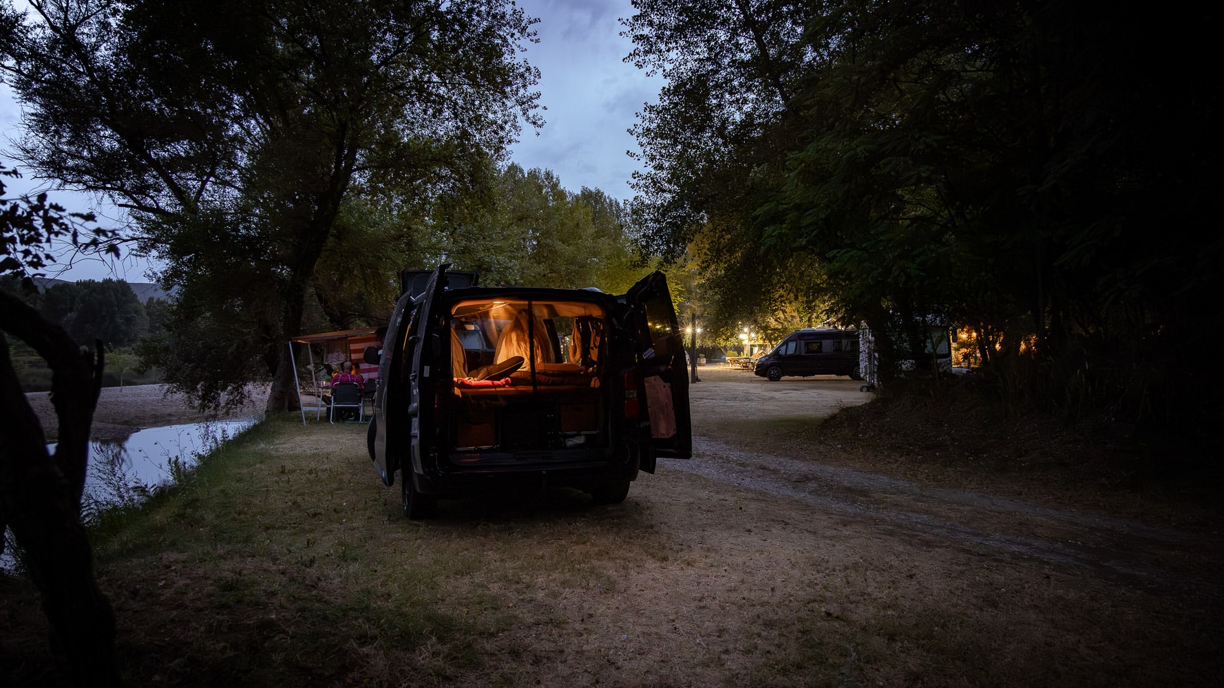 Vanlife zur blauen Stunde Vanlife zur blauen Stunde