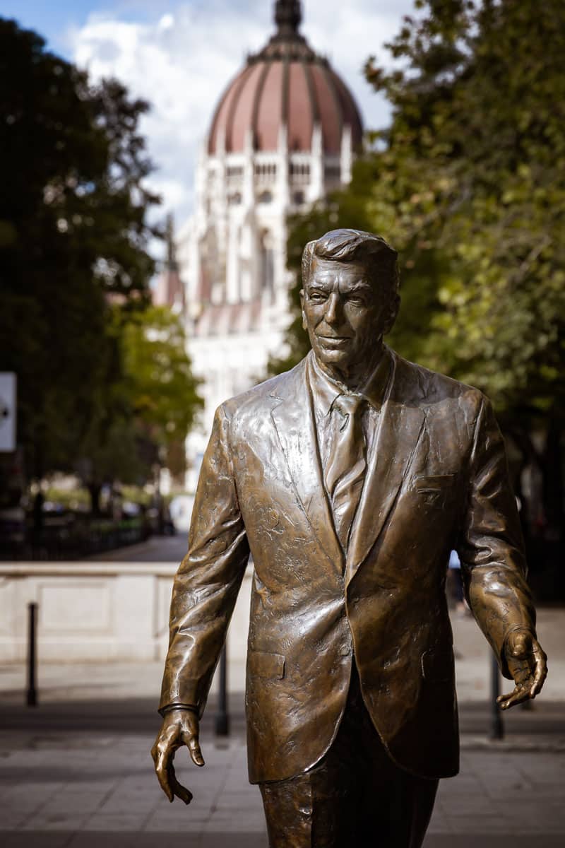 Statue Ronald Reagan mit Parlamentsgebäude im Hintergrund Statue Ronald Reagan mit Parlamentsgebäude im Hintergrund