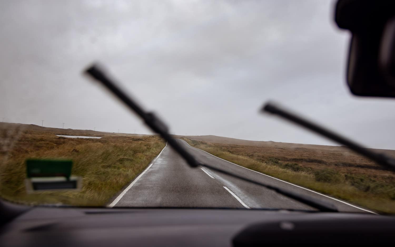 Einsame Straße | Blick durch Windschutzscheibe mit Scheibenwischern Einsame Straße | Blick durch Windschutzscheibe mit Scheibenwischern
