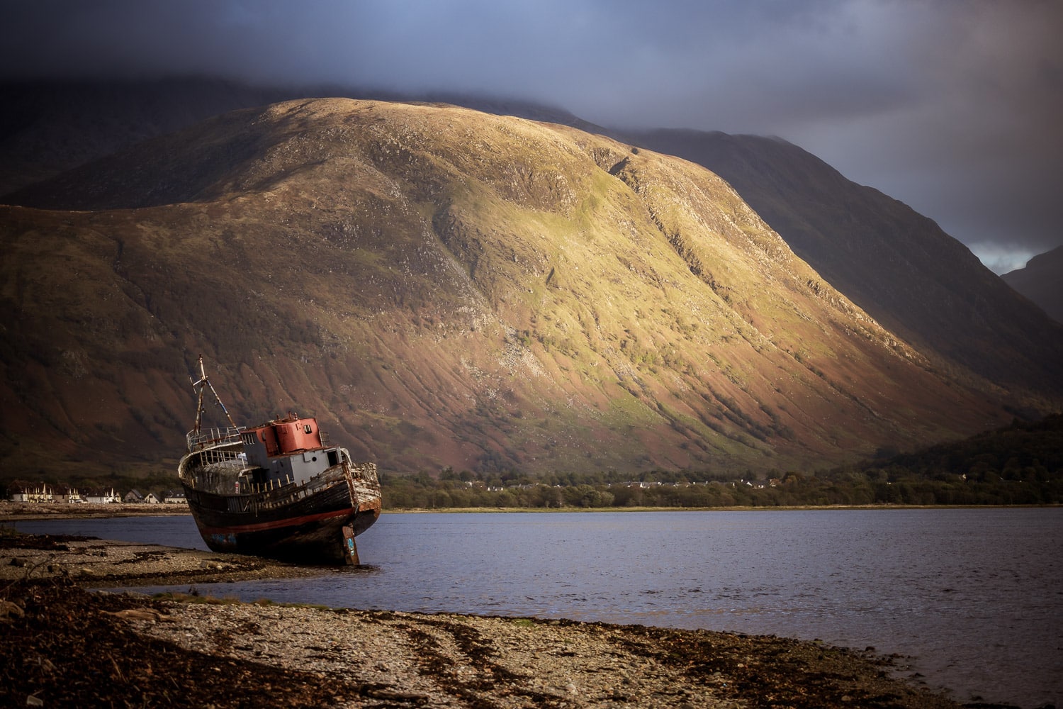 Corpach Shipwreck vor Ben Nevis Corpach Shipwreck vor Ben Nevis