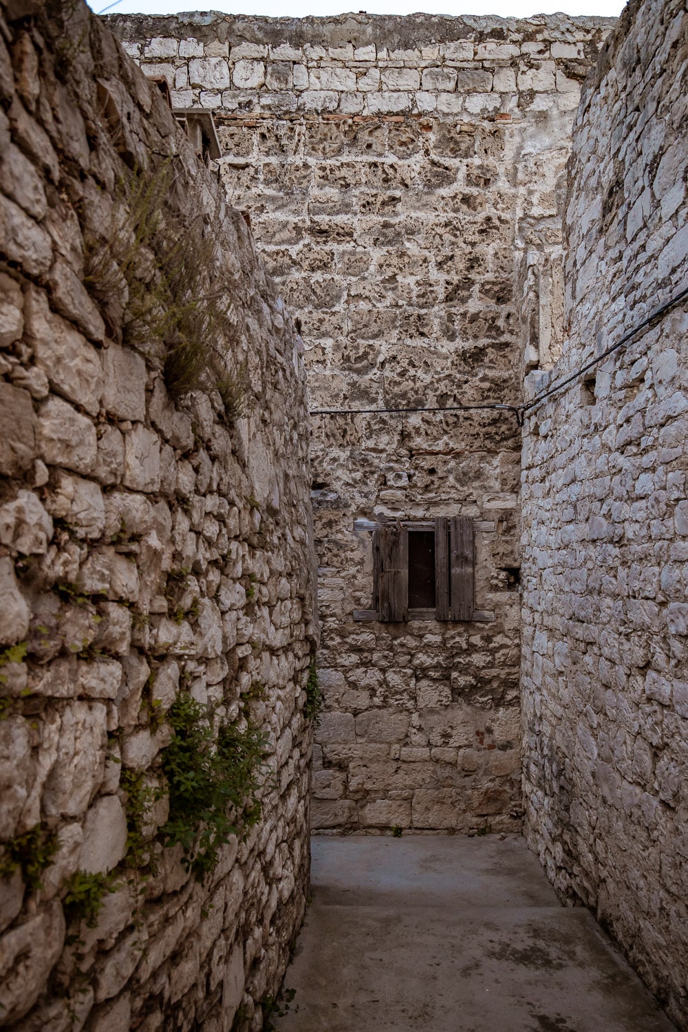 MJ__6766 Šibenik | enge Gasse zwischen Steinwänden